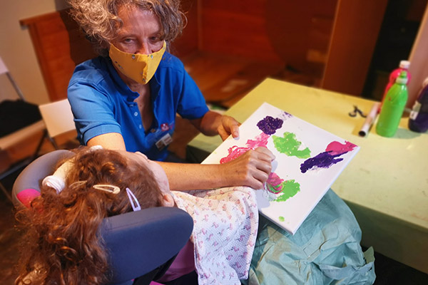 Maltherapie mit schwer erkrankten Kindern und ihren Geschwistern bei Arche Herzensbrücken