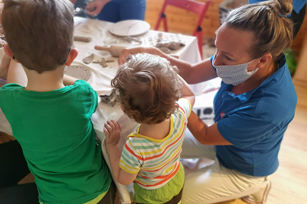 Töpfern mit Kindern bei Arche Herzensbrücken