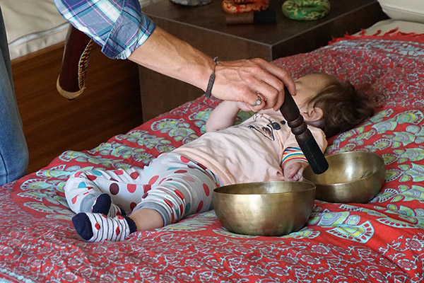 Klangschalentherapie mit Kindern bei Arche Herzensbrücken