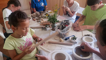 Töpfern als Kreativtherapie bei den Arche Herzensbrücken Sommerwochen 2022