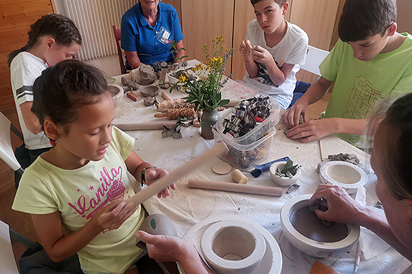 Töpfern als Kreativtherapie bei den Arche Herzensbrücken Sommerwochen 2022