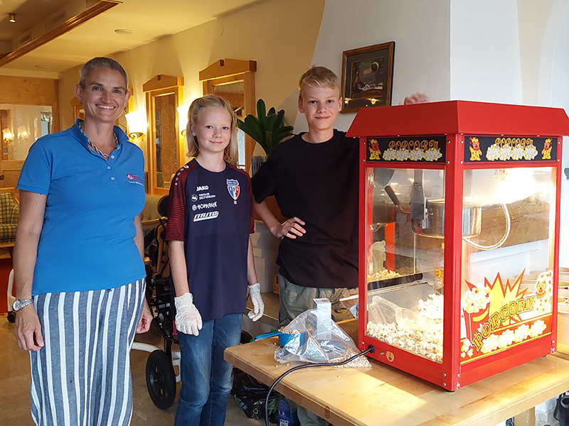 Elli und Noah sind passionierte Popcorn-"Bäcker". Auf Veranstaltungen sammeln die beiden Kids mit ihrer Popcorn-Maschine regelmäßig Spenden für Arche Herzensbrücken. ❤ Heuer haben sie zum ersten Mal unsere Familien bei der Abschlussparty mit knusprigem Popcorn verwöhnt. 🍿🍿🍿 Wir sagen DANKE – ihr seid Spitze!!