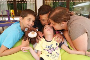 Familie mit einem erkrankten Kind bei Arche Herzensbrücken